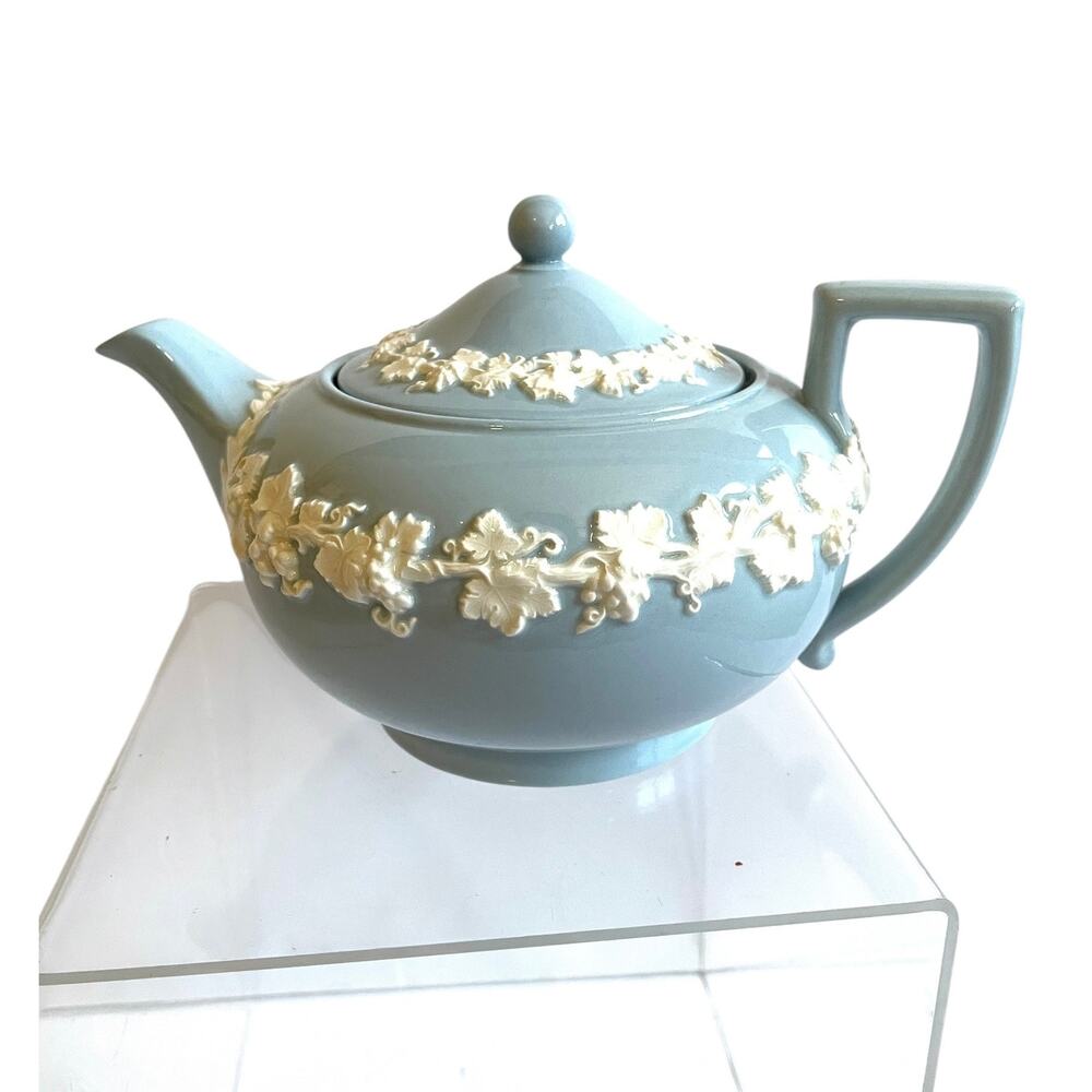 Wedgwood England Embossed Shell Edge Cream on Lavender Queensware Teapot MINT
